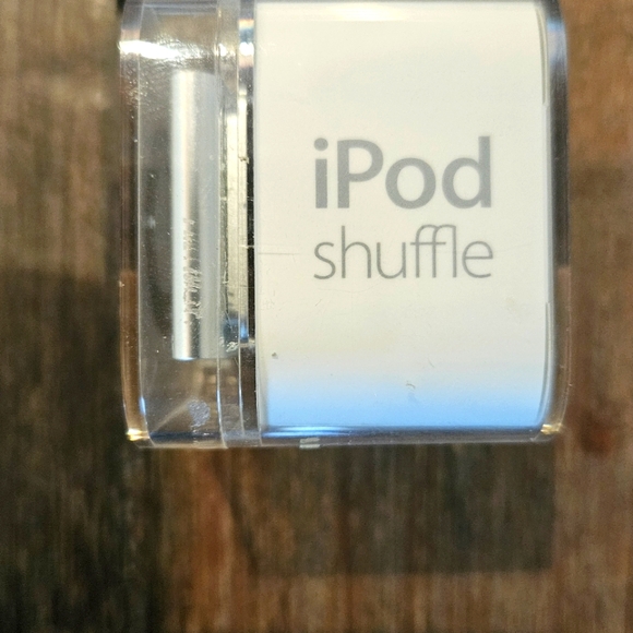 Ipod 2 GB Silver Shuffle and Black Clip-On MP3 Player - Picture 4 of 7